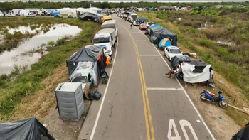 Drama en Tucumán: cientos de familias que perdieron todo duermen a la vera de la ruta