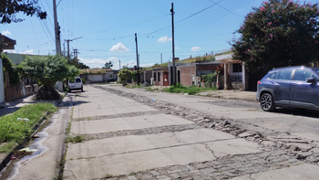 Palpalá: una calle en pésimas condiciones y con arreglos precarios de Agua Potable