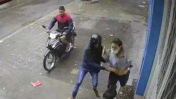 Millonario asalto de motochorros a una mujer en Monterrico