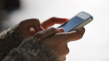 Pactó un encuentro sexual con una mujer, que bajo engaños, le robó el teléfono celular