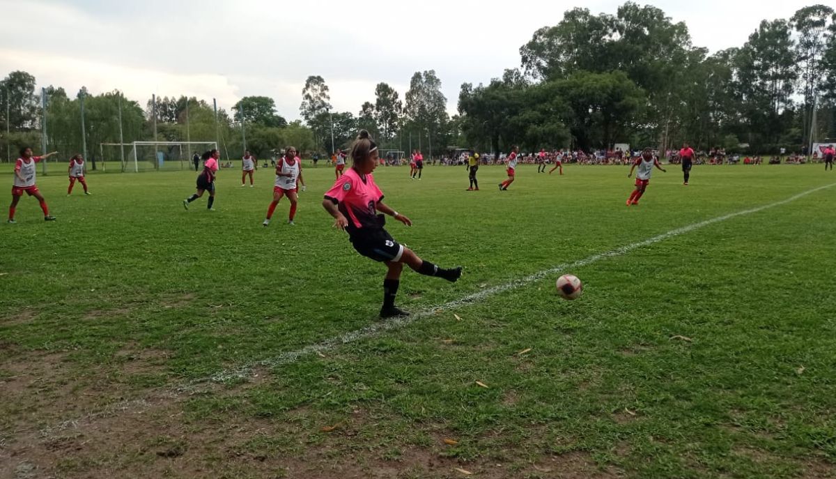 Fútbol femenino: en un entretenido partido, Jujuy y Bolivia empataron 3 a 3