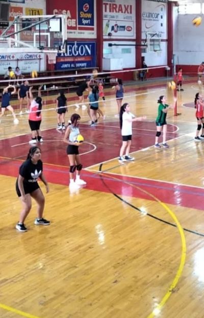 Con entusiasmo y mucha energía, comenzaron las Escuelas de Vóley en Gorriti