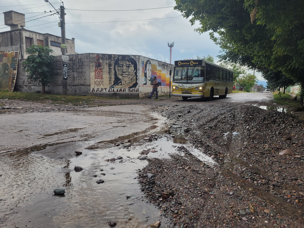 Calles y casas inundadas, el calvario de vecinos de Alto Comedero