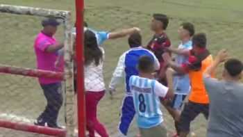Repudiable e insólito: fotógrafa le dio una trompada a futbolista jujeño en pleno partido