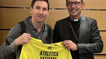 Messi recibió una camiseta del equipo del Vaticano firmada por el papa Francisco 