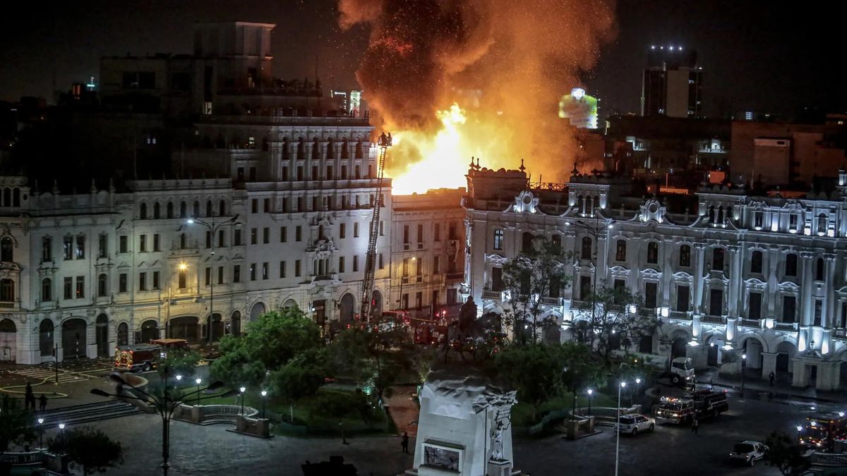 Perú en llamas: un muerto, plazas incendiadas y marchas con brotes de violencia