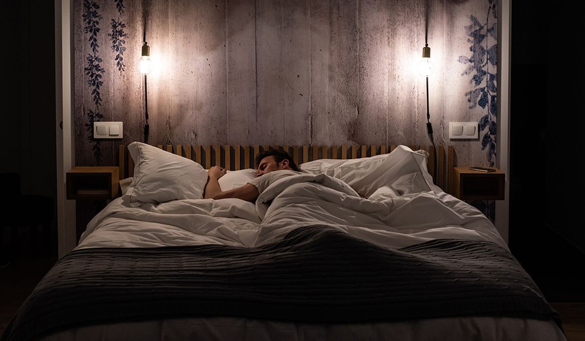 Dormir incluso con una pequeña cantidad de luz puede dañar tu salud, según  un estudio