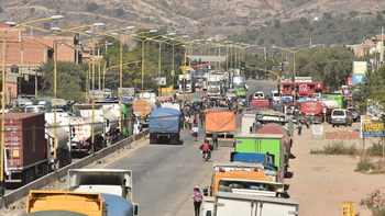 Crisis en Bolivia: 8 de cada 10 camiones están varados por la falta de combustible