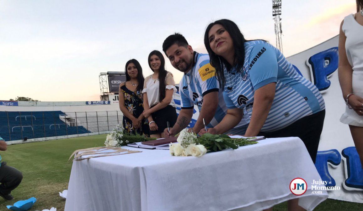 Fanáticos del Lobo se casaron en la cancha de Gimnasia de Jujuy