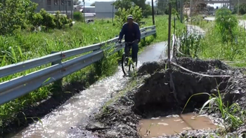 Importante pérdida de agua en la ciclovía de acceso a Palpalá
