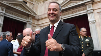 Manuel Adorni da su primer informe, en medio de un fuerte operativo y con Milei en el palco