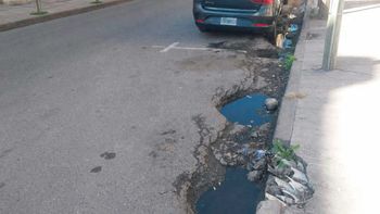Un intendente descarado: Raúl Jorge les cobra a los vecinos por estacionar entre cráteres
