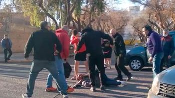 Vecinos atraparon y lincharon a un ladrón que robaba cámaras de seguridad