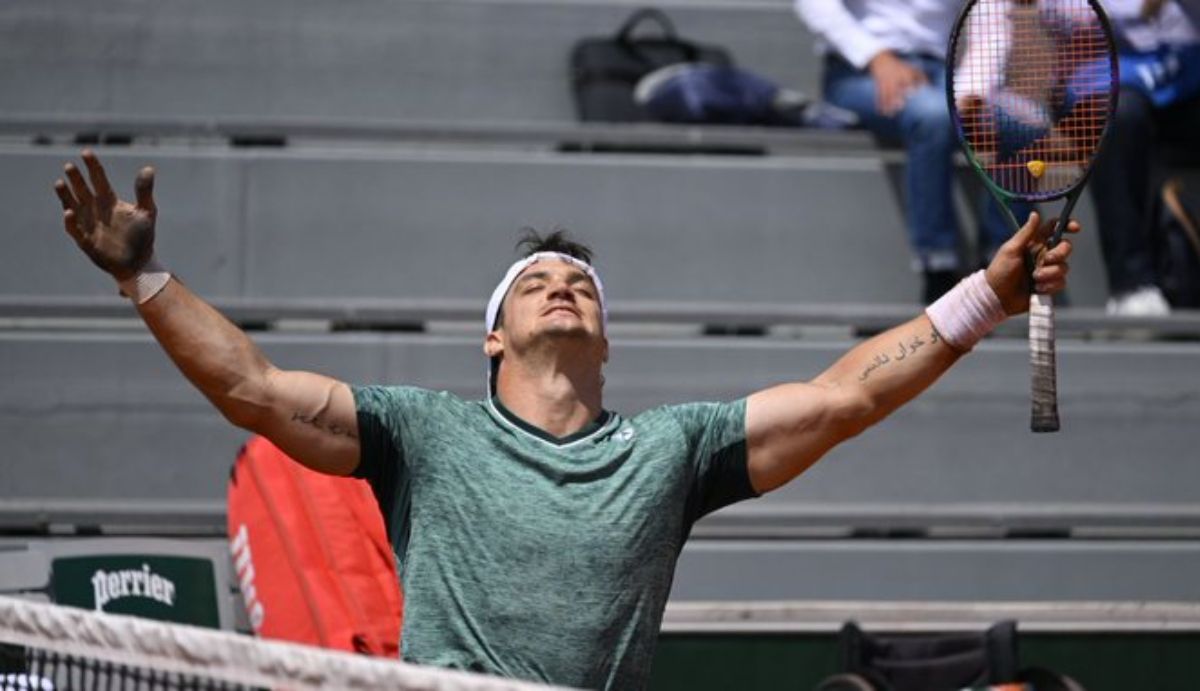 Gusti Fernández venció al N°1 del mundo y es finalista en Roland Garros