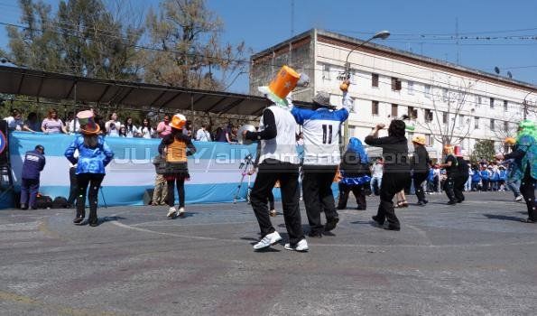 Más de 5000 docentes participaron del desfile en avenida Córdoba