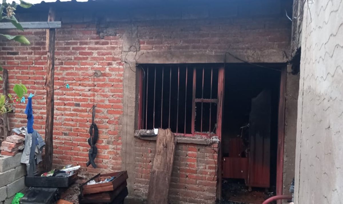 Voraz incendio en una vivienda de Perico